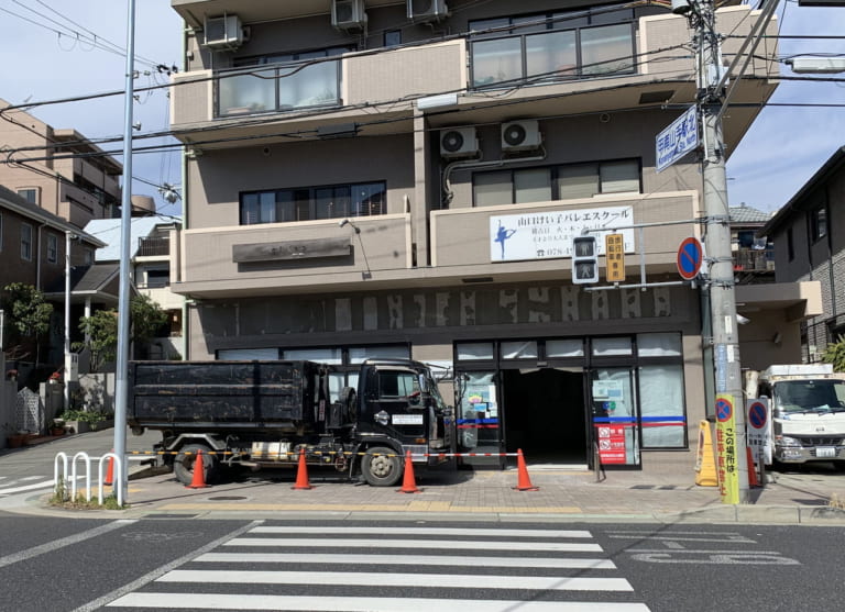 【神戸市東灘区】JR甲南山手駅前すぐ、閉店した『コープミニ甲南山手店』跡で、撤収作業が開始。次はどんな店舗がはいるのかなぁ？ 神戸市灘区・東灘区