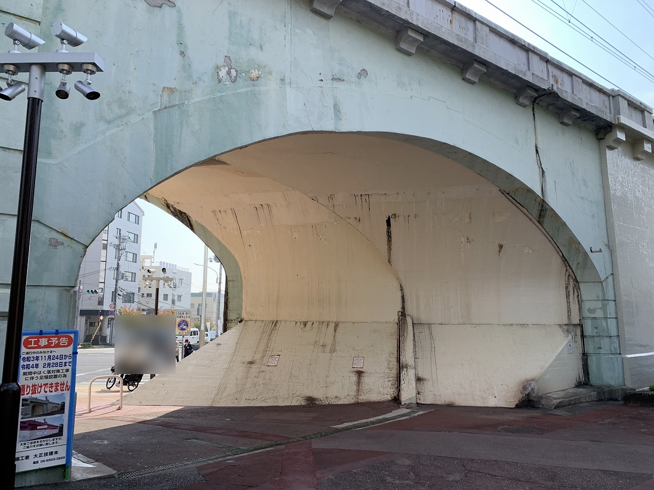 阪急「王子公園駅」高架橋の剥落（はくらく）対策工事
