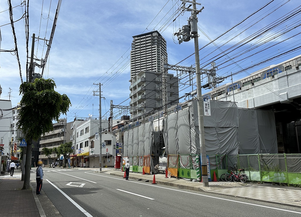 【神戸市東灘区】耐震補強工事に伴う建物工事（御影駅～住吉駅間）で、鳴尾御影線沿いパチンコ屋さんの解体が ...