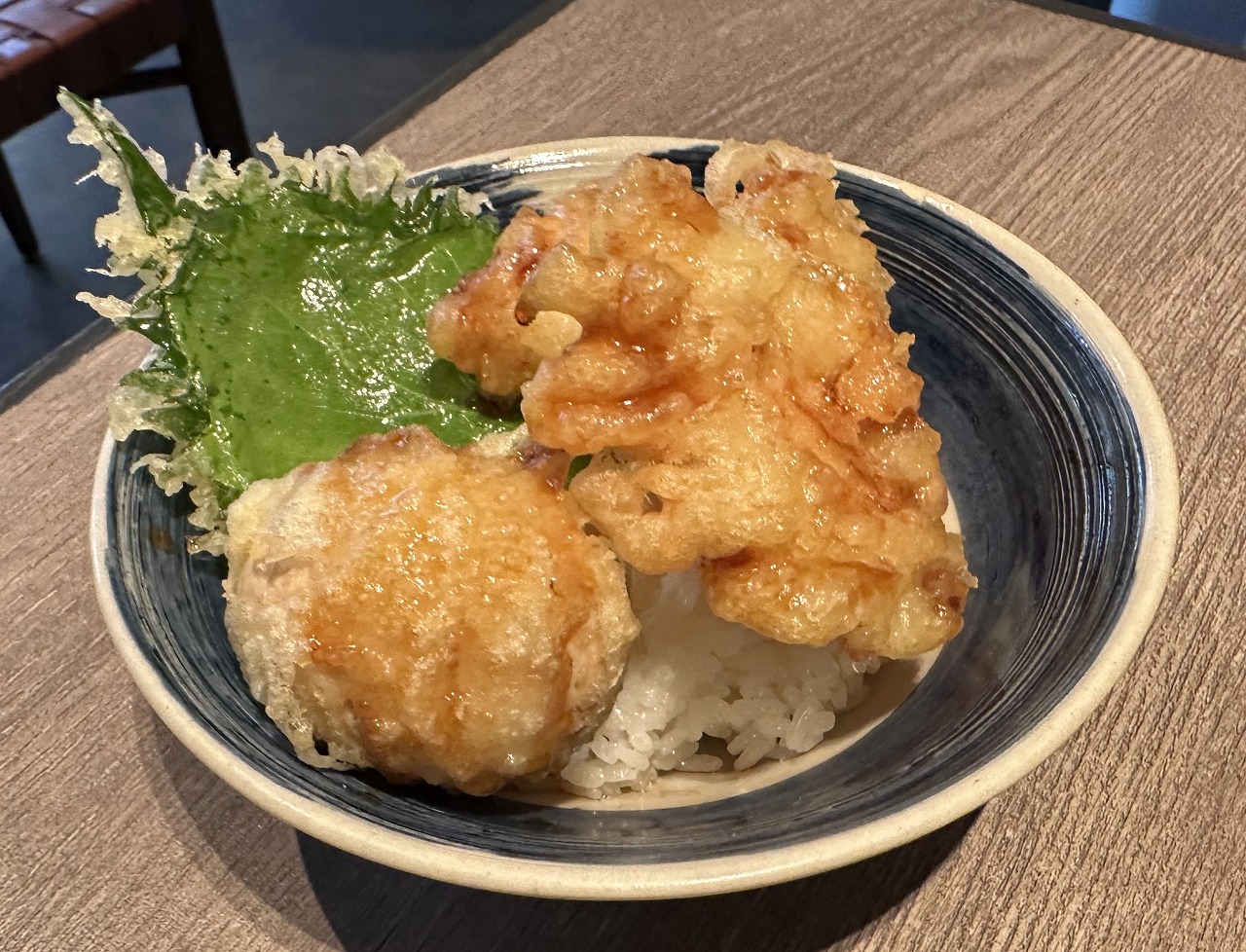 うわぁー石臼挽きしてるんだ！！『炭と蕎麦 那由多 六甲道店』さんで、十割蕎麦をいただきました♪