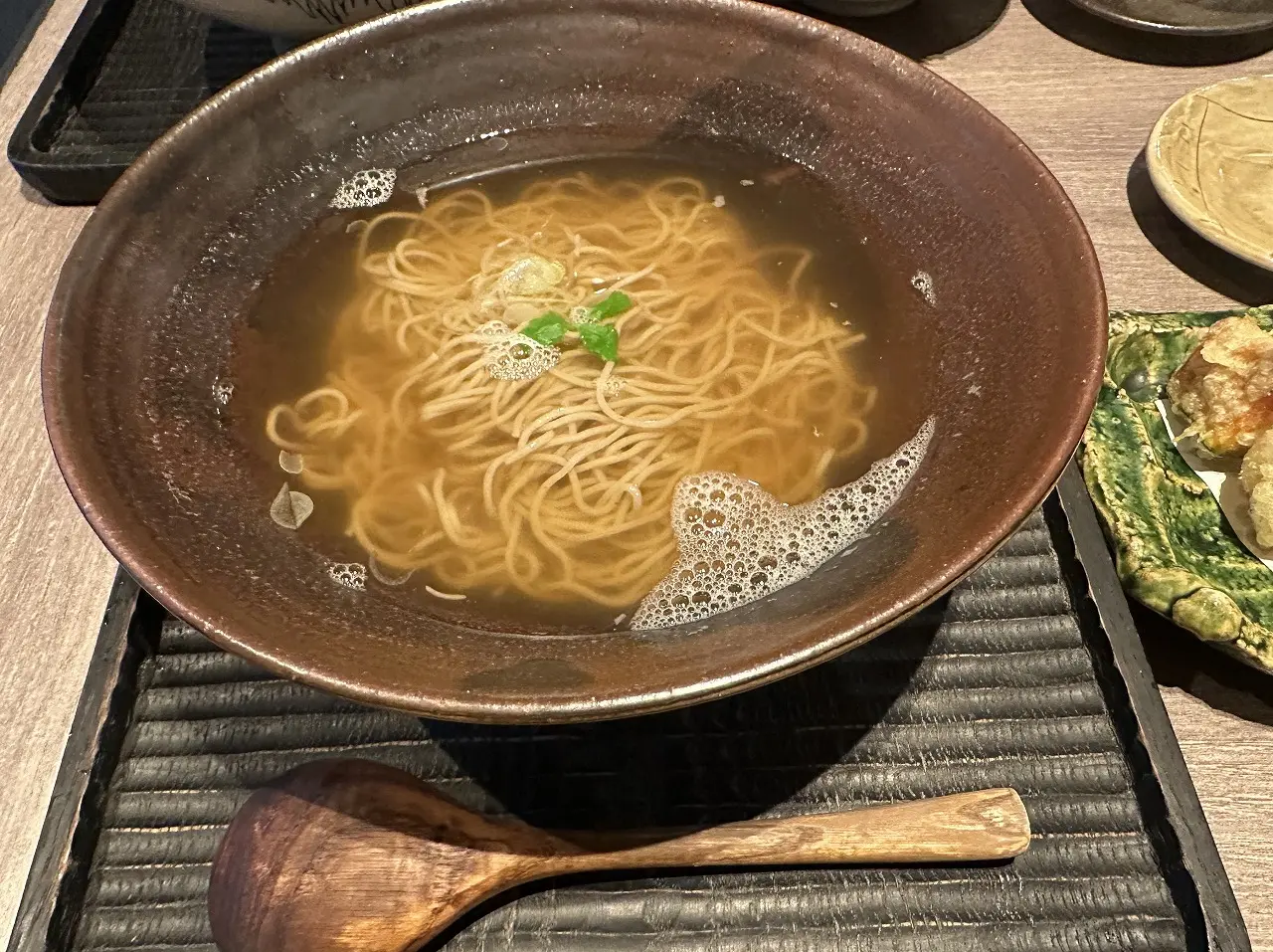 うわぁー石臼挽きしてるんだ！！『炭と蕎麦 那由多 六甲道店』さんで、十割蕎麦をいただきました♪