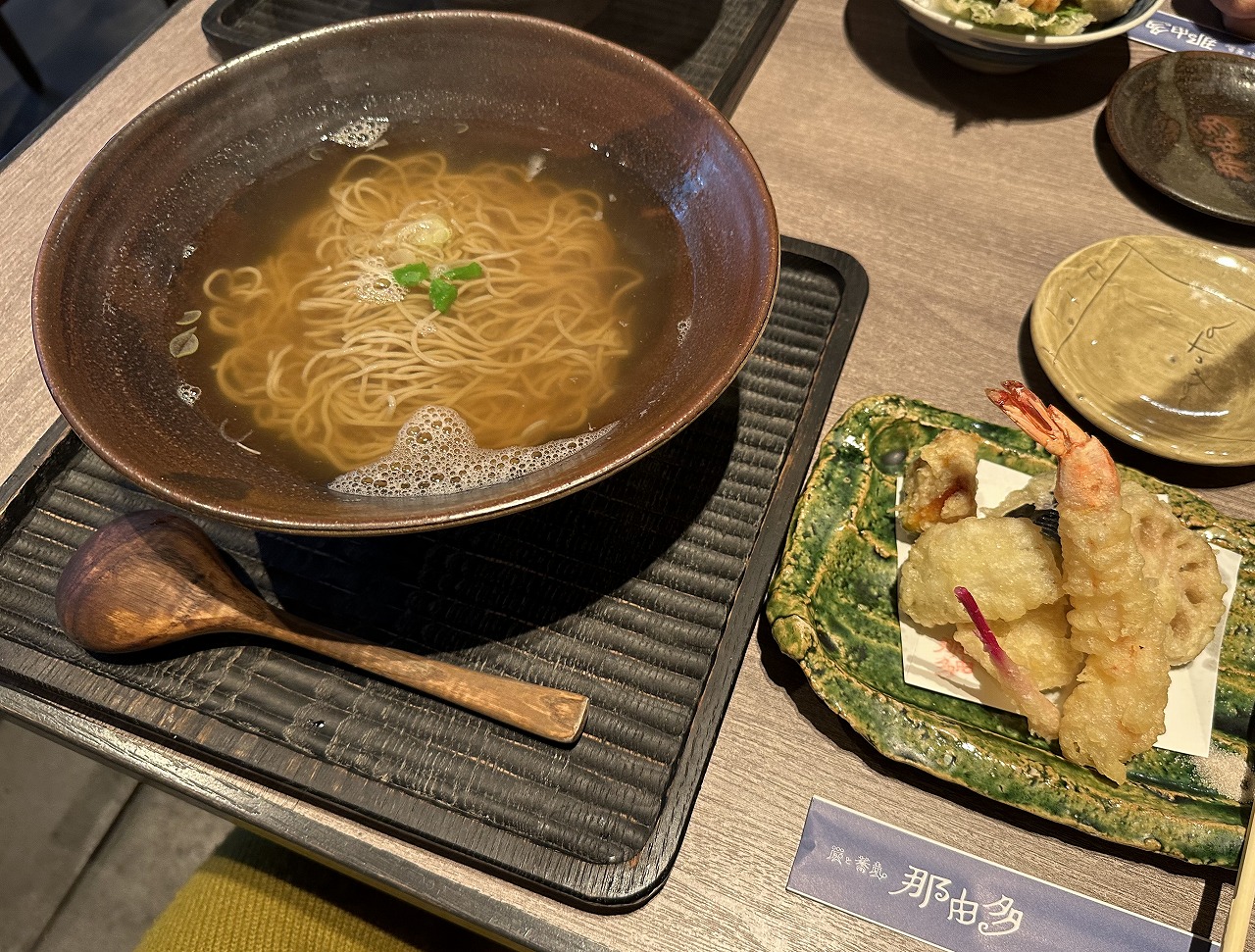 うわぁー石臼挽きしてるんだ！！『炭と蕎麦 那由多 六甲道店』さんで、十割蕎麦をいただきました♪