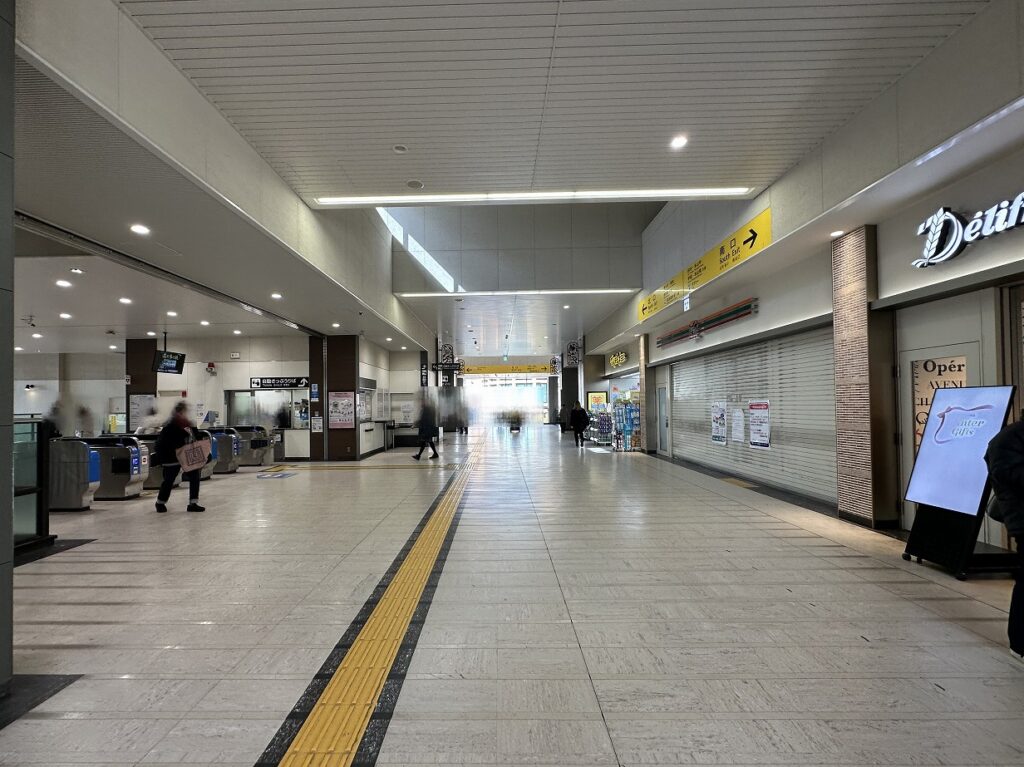 不可解『セブンイレブン ハートイン JR摂津本山駅改札口店』「閉店」と「リニューアルオープン」の2枚のポスターの意味は…。