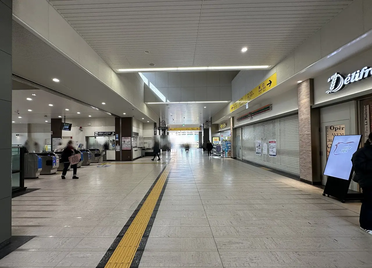 不可解『セブンイレブン ハートイン JR摂津本山駅改札口店』「閉店」と「リニューアルオープン」の2枚のポスターの意味は…。