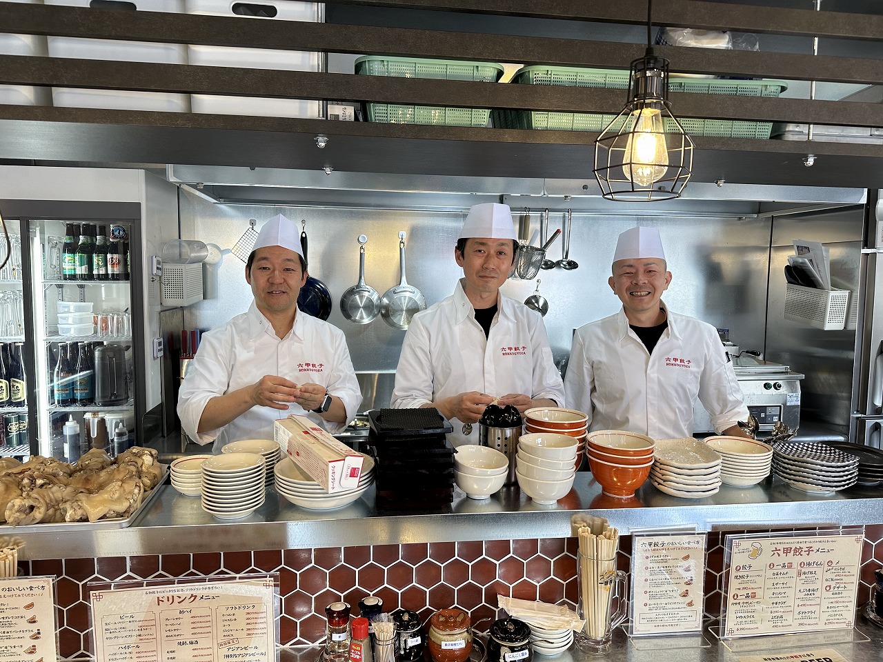 【神戸市灘区】ウェルブ六甲道６番街『六甲餃子』さん 5月1日オープン♪唐揚げ・揚げ豚足・にらそば・よだれ鶏・ゴマ団子…