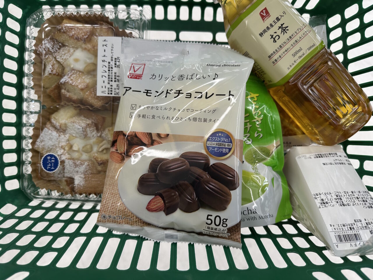 購入品でいっぱいになったV・ドラッグの買い物かご