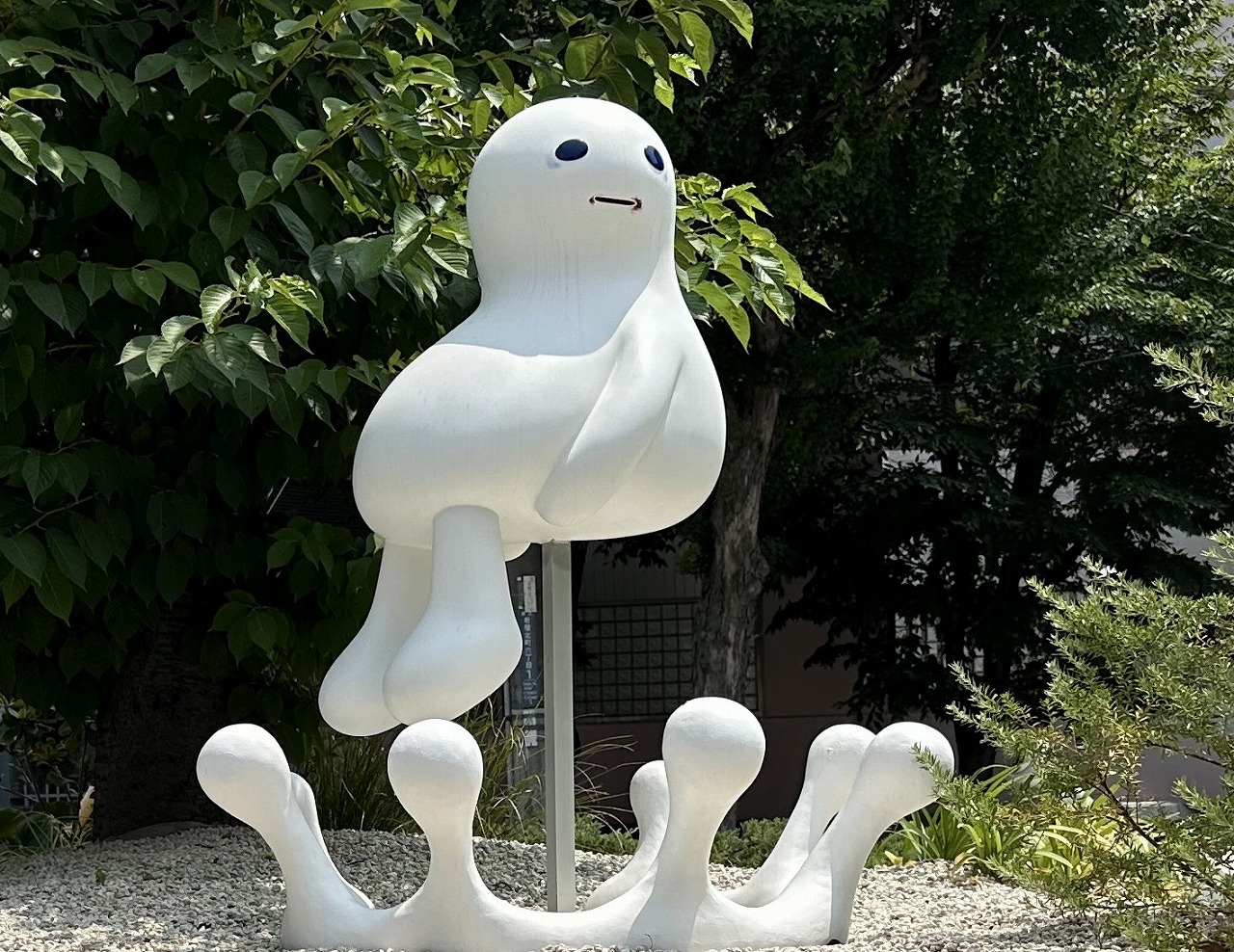 「灘の森テラス」には、緑いっぱいの植栽とともに、思わず足を止めたくなる現代アート作品がズラリと並んでいます♪