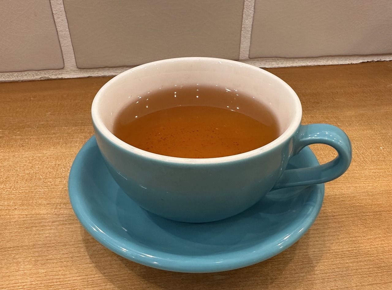 この時期の人気メニューは、パティシエ特製のいちごのかき氷。手作りのいちごソースがたっぷりとかかり、中にはふんわりホイップクリームがサンドされていて、まるで“冷たいショートケーキ”のような贅沢な一品。