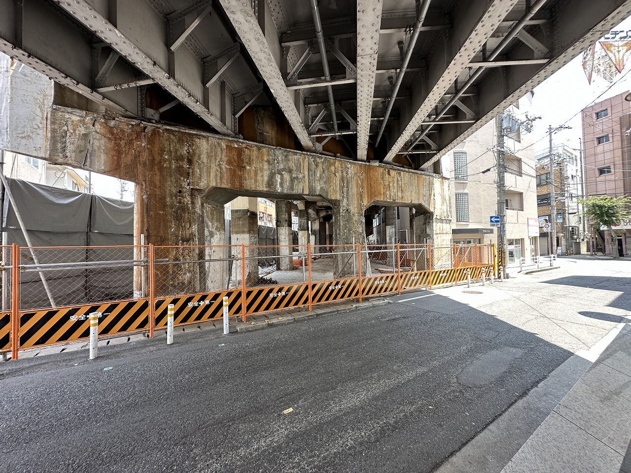 神戸市東灘区】阪神御影駅高架下、耐震補強工事にともなう景色の変化…。長年親しまれた老舗も静かに幕