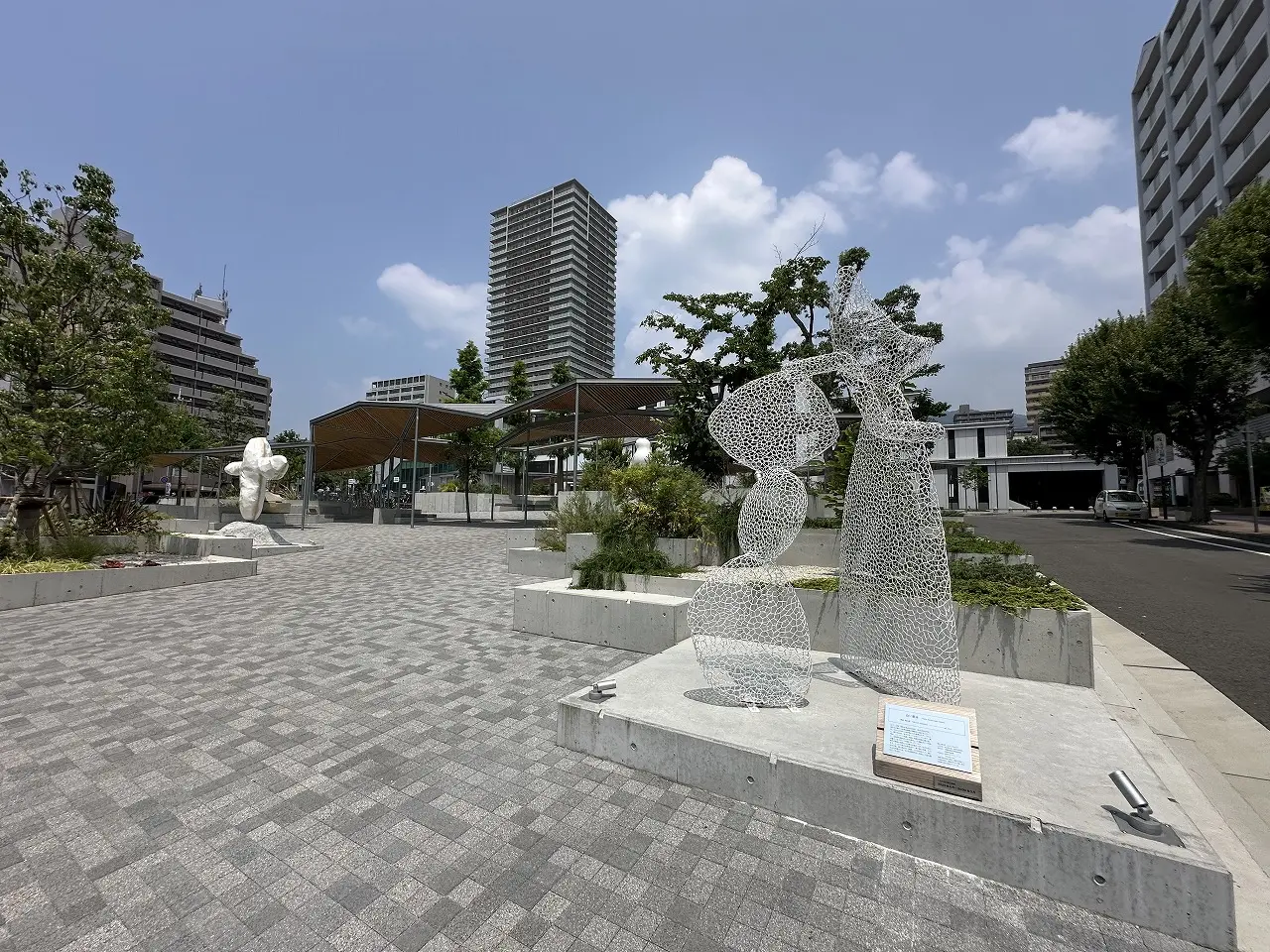 「灘の森テラス」には、緑いっぱいの植栽とともに、思わず足を止めたくなる現代アート作品がズラリと並んでいます♪