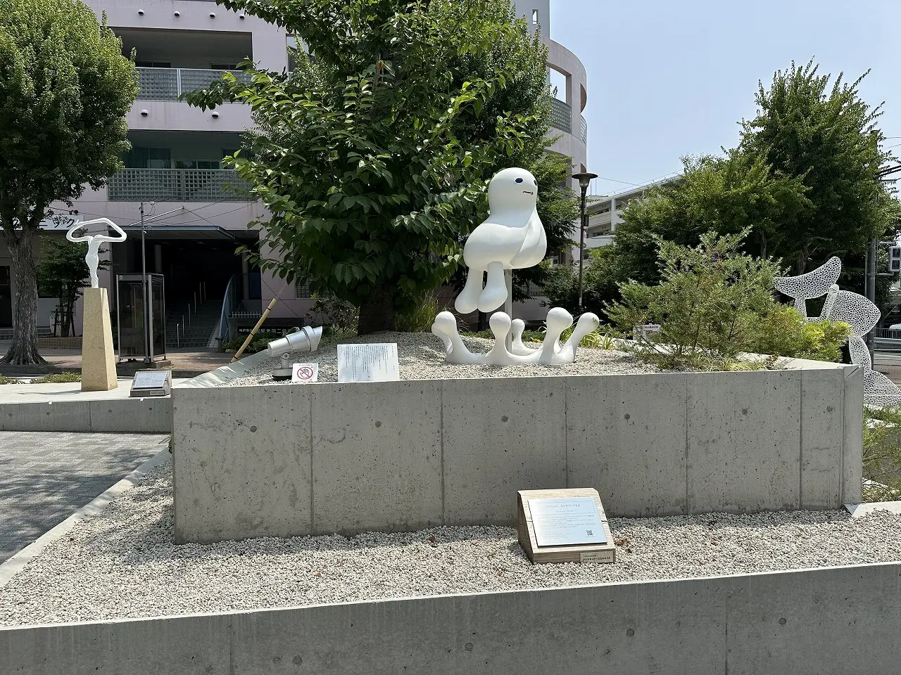「灘の森テラス」には、緑いっぱいの植栽とともに、思わず足を止めたくなる現代アート作品がズラリと並んでいます♪