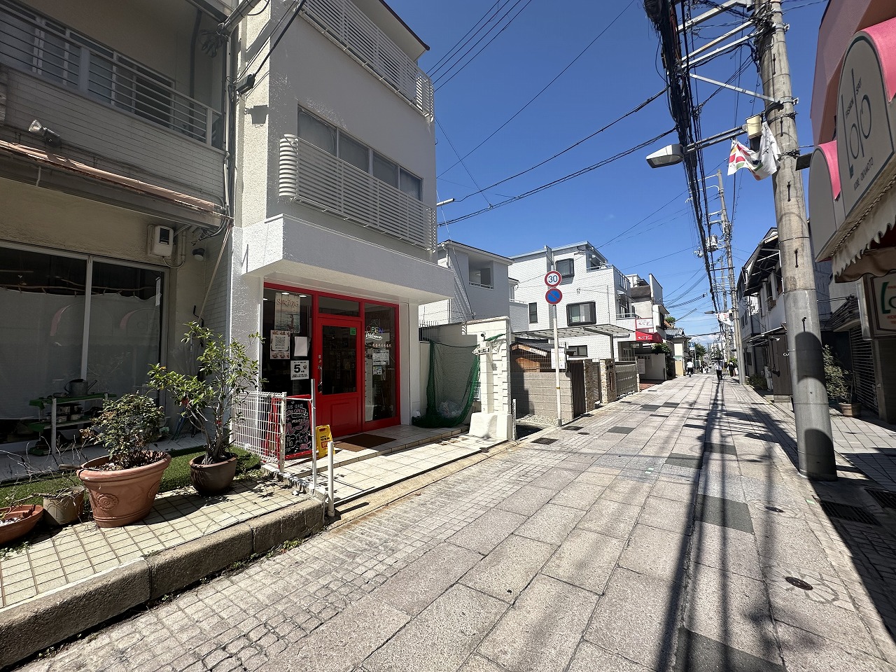 スタッフの方に聞くと、「生地は焦げる一歩手前まで焼いて、カリッとした食感を出してるんです」とのこと。なるほど、この香ばしさはやみつきになりそう。