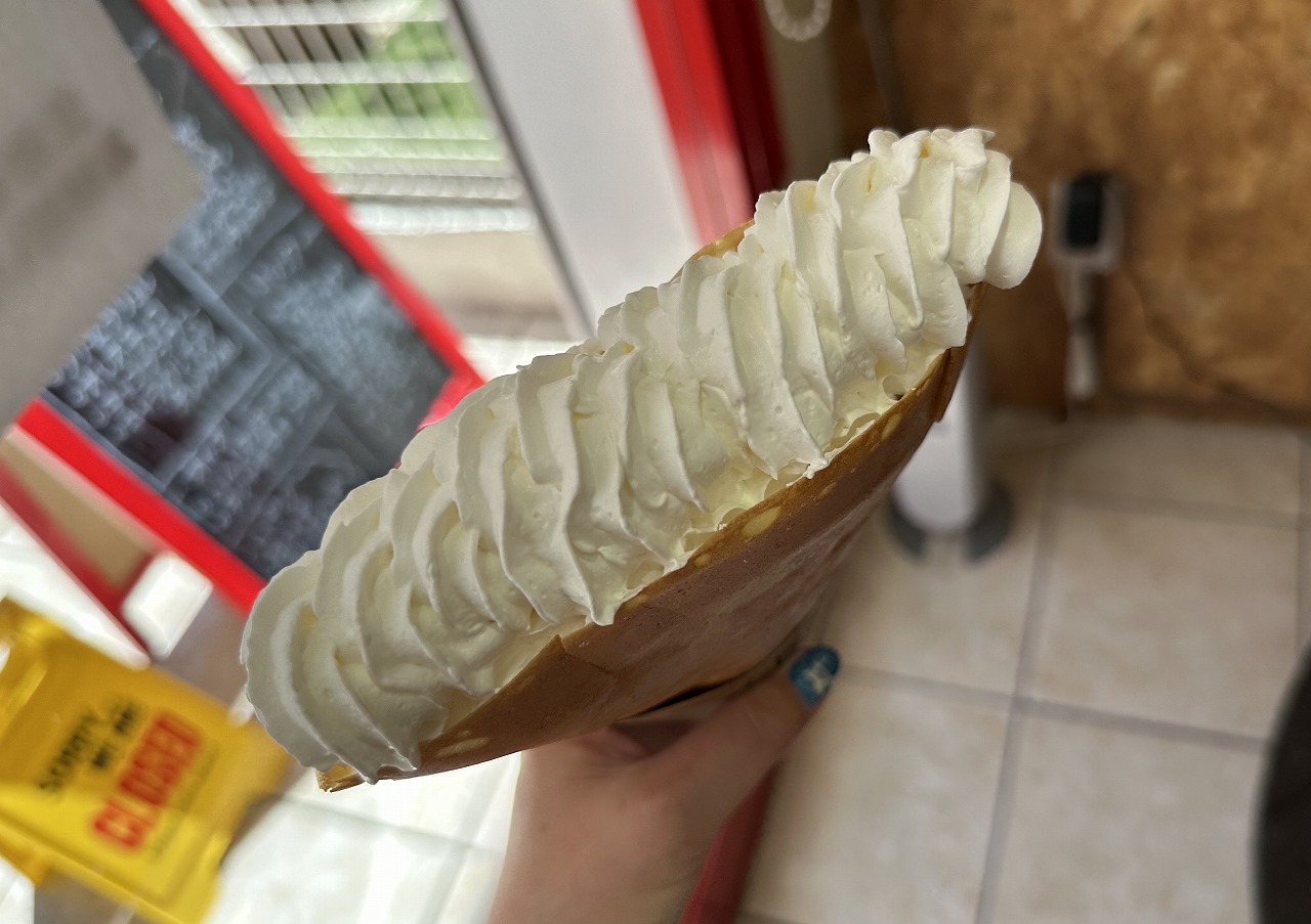 スタッフの方に聞くと、「生地は焦げる一歩手前まで焼いて、カリッとした食感を出してるんです」とのこと。なるほど、この香ばしさはやみつきになりそう。