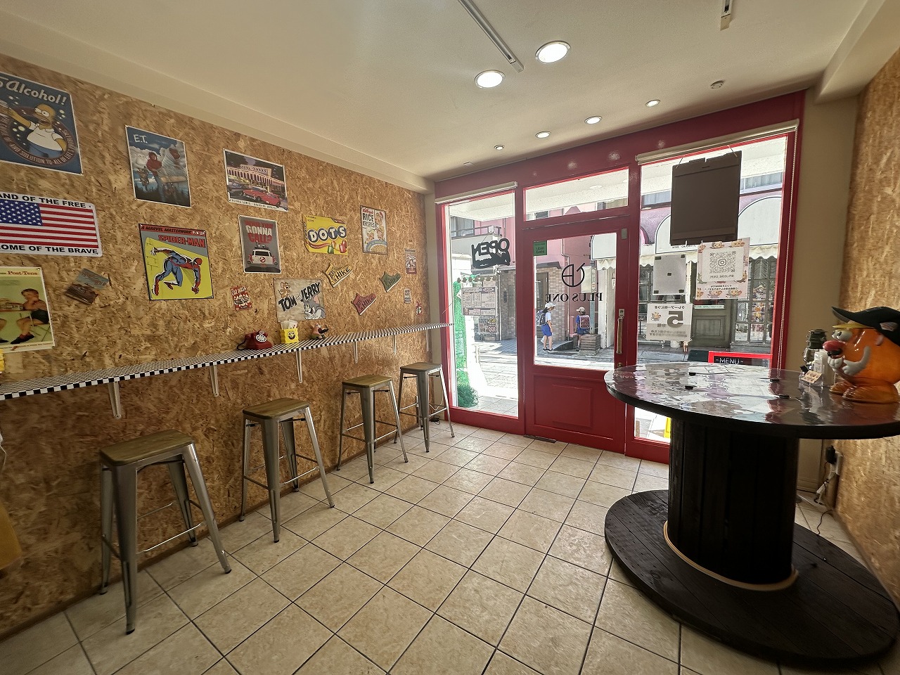 スタッフの方に聞くと、「生地は焦げる一歩手前まで焼いて、カリッとした食感を出してるんです」とのこと。なるほど、この香ばしさはやみつきになりそう。