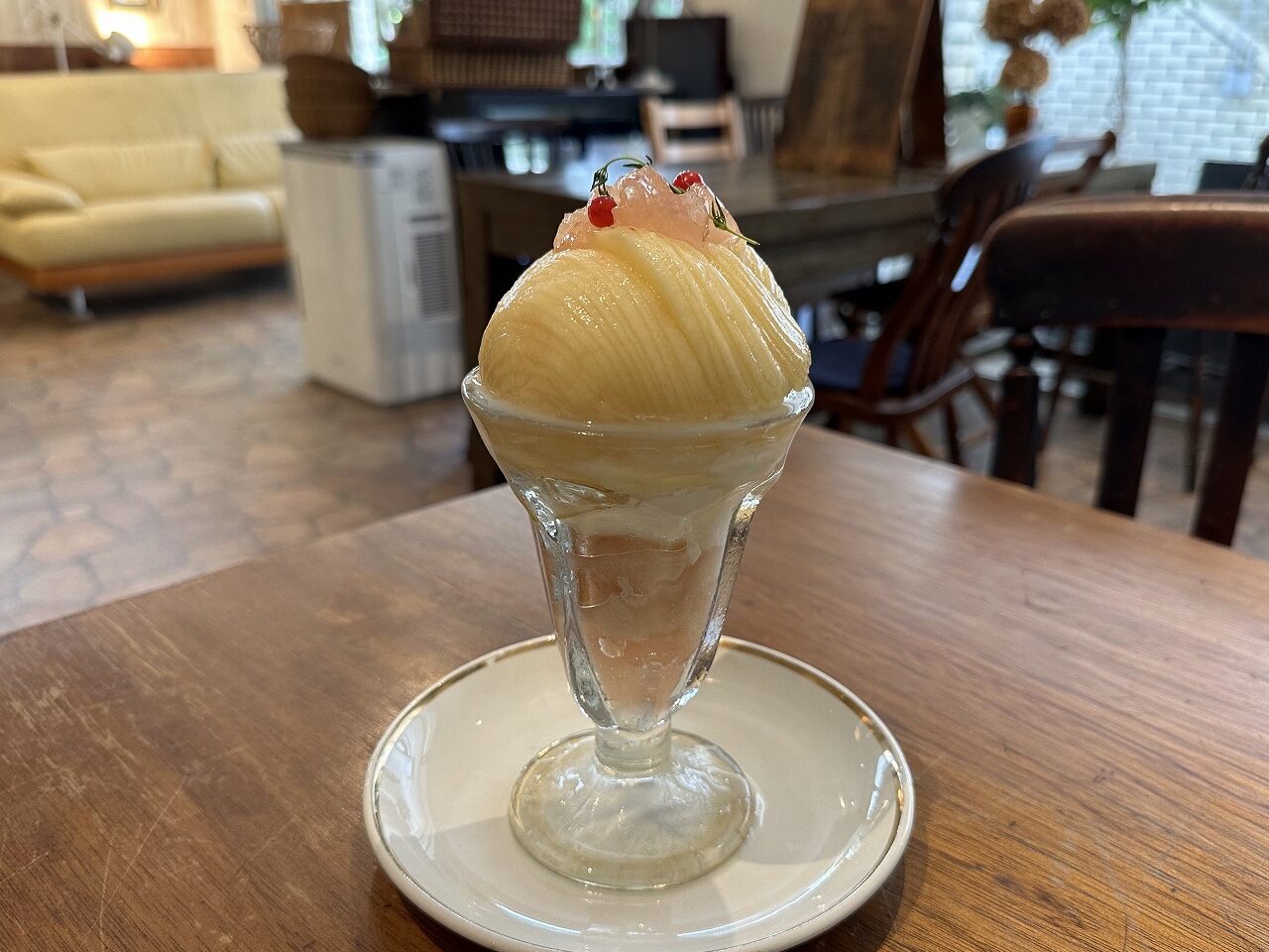 【神戸市東灘区】白鷗の桃２個使用！ これぞ岡本クオリティーのパフェだ♪『caffetteria gatto（カフェテリア・ガット・ネロ）』