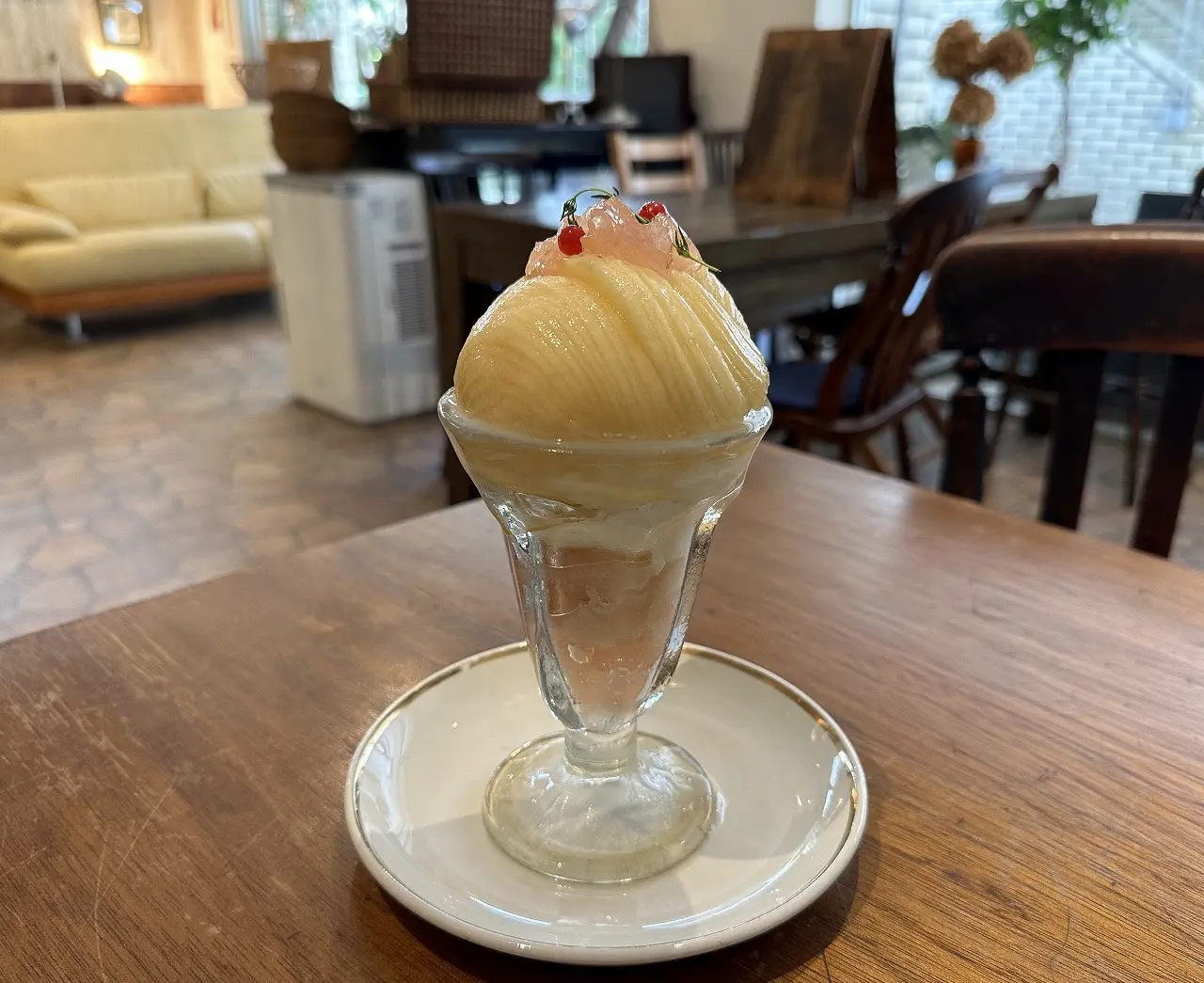 【神戸市東灘区】白鷗の桃２個使用！ これぞ岡本クオリティーのパフェだ♪『caffetteria gatto（カフェテリア・ガット・ネロ）』