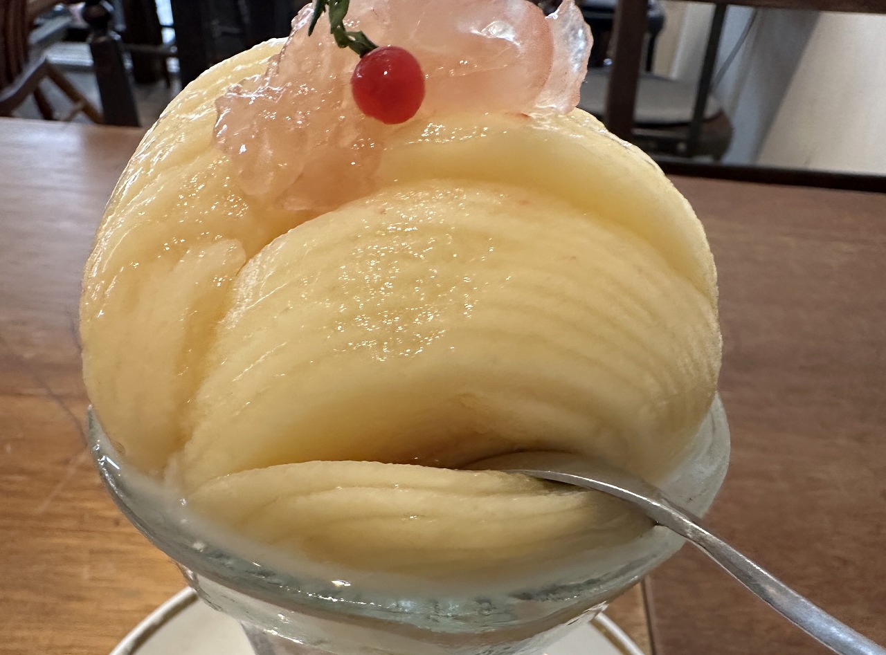 【神戸市東灘区】白鷗の桃２個使用(≧▽≦)　これぞ岡本クオリティーのパフェだ♪『caffetteria gatto（カフェテリア・ガット・ネロ）』