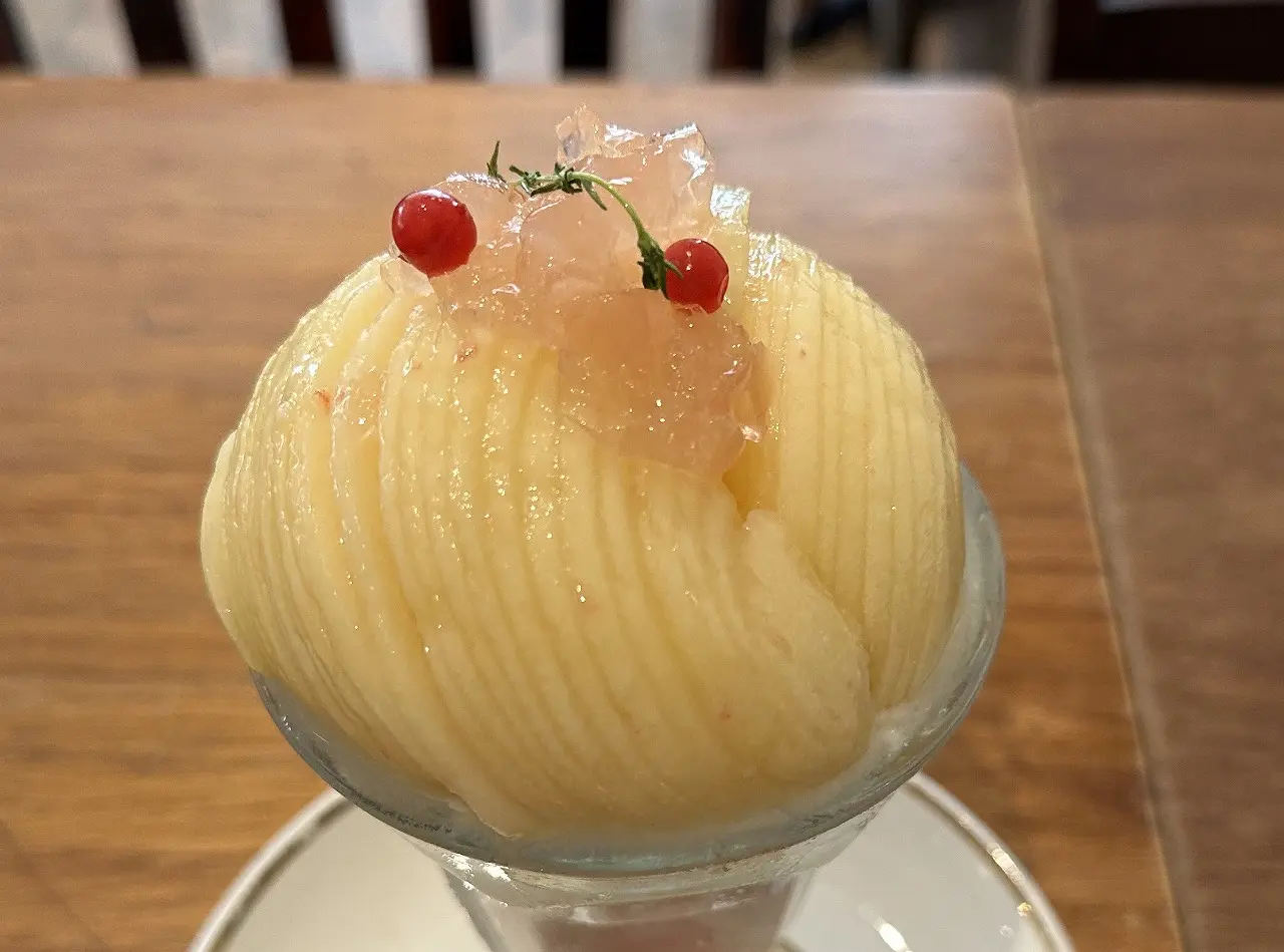 【神戸市東灘区】白鷗の桃２個使用(≧▽≦)　これぞ岡本クオリティーのパフェだ♪『caffetteria gatto（カフェテリア・ガット・ネロ）』