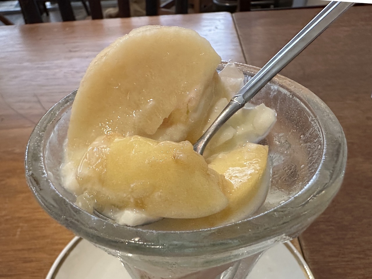 【神戸市東灘区】白鷗の桃２個使用(≧▽≦)　これぞ岡本クオリティーのパフェだ♪『caffetteria gatto（カフェテリア・ガット・ネロ）』