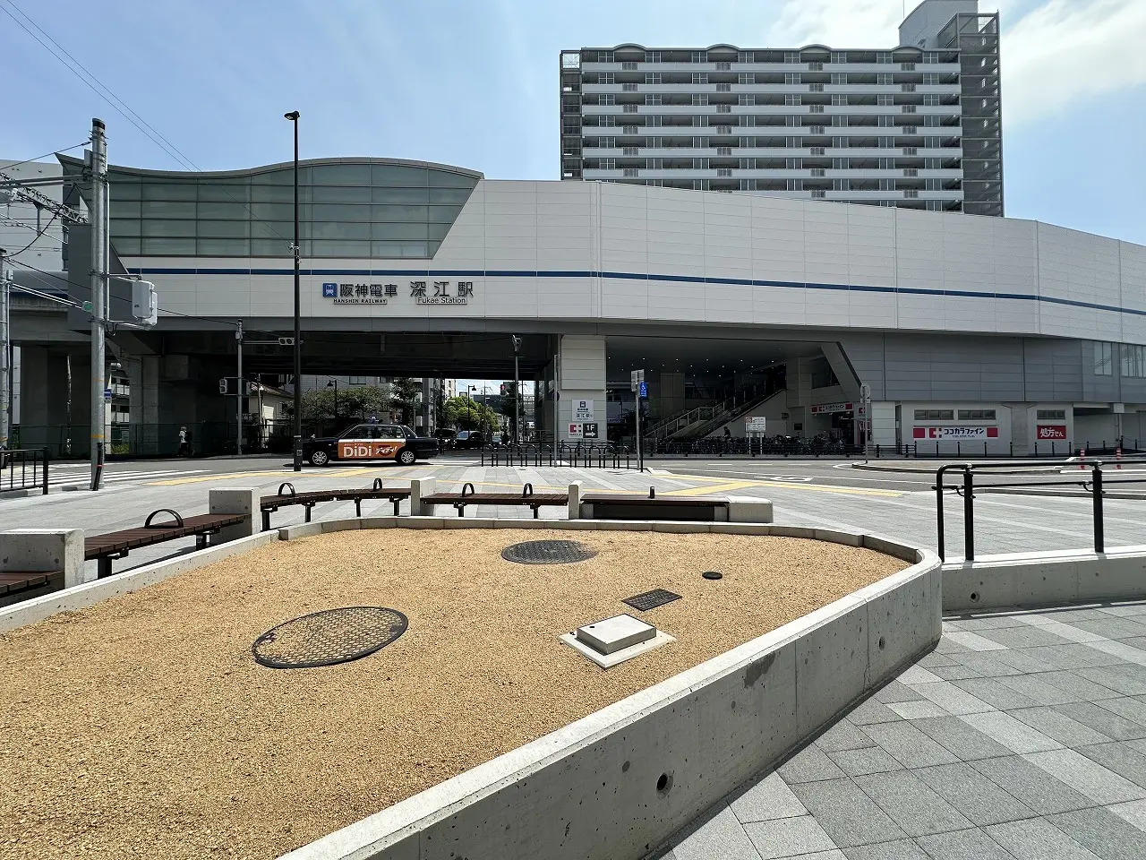 【神戸市東灘区】阪神電鉄『深江駅』北側に ”ベンチ”が設置されています♪ 道路も整備も、最終段階に向かって着々と進んでいます。