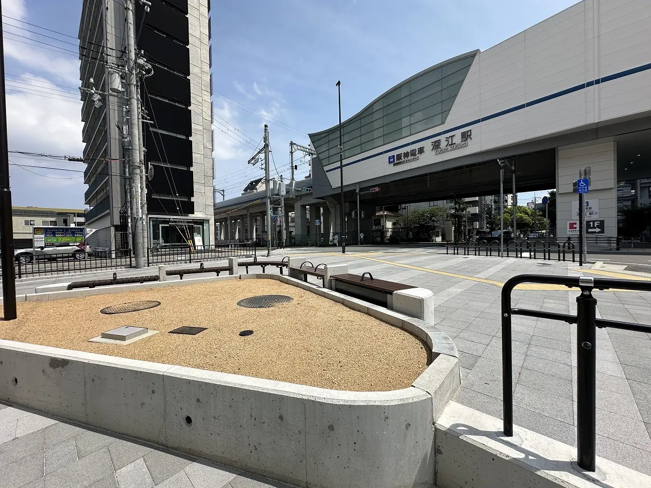 【神戸市東灘区】阪神電鉄『深江駅』北側に ”ベンチ”が設置されています♪ 道路も整備も、最終段階に向かって着々と進んでいます。