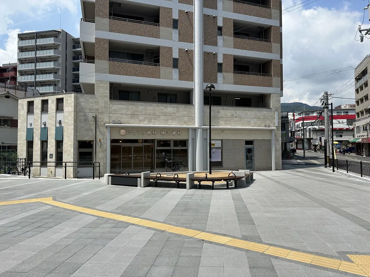 【神戸市東灘区】阪神電鉄『深江駅』北側に ”ベンチ”が設置されています♪ 道路も整備も、最終段階に向かって着々と進んでいます。