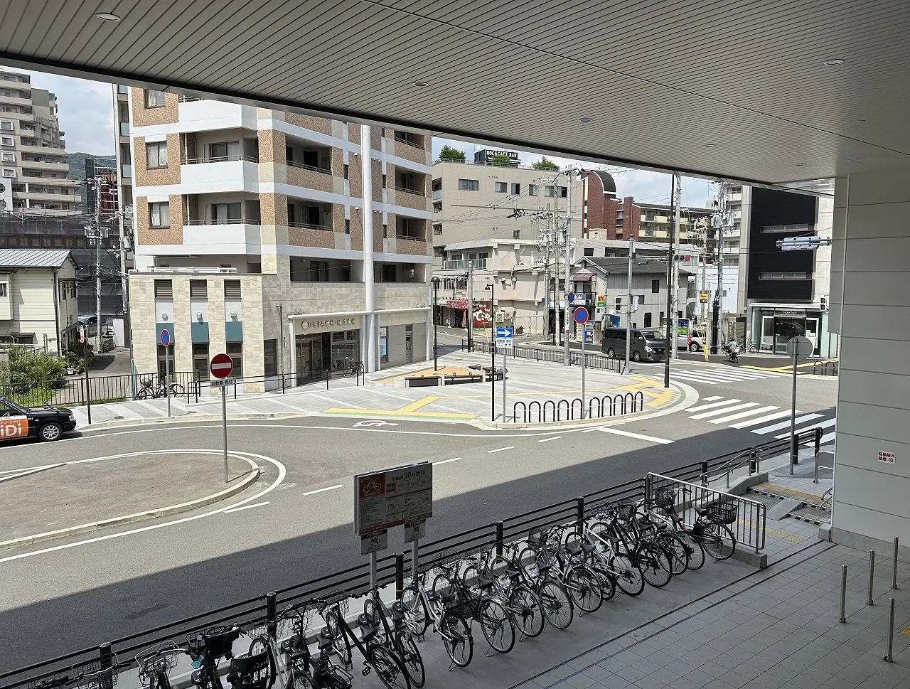 【神戸市東灘区】阪神電鉄『深江駅』北側に ”ベンチ”が設置されています♪ 道路も整備も、最終段階に向かって着々と進んでいます。