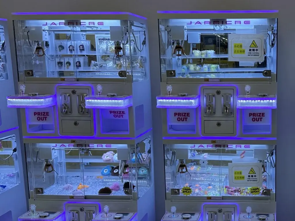 来感ただよう光るクレーンゲーム機！
