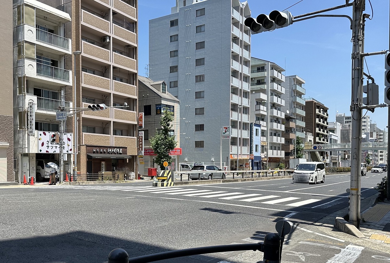 【神戸市東灘区】えっ…トラックが店舗の中に？！焼き芋の無人販売所『さわやかの サツマイモ 神戸市東灘店』さんが一時休店。仮店舗は灘店へ。