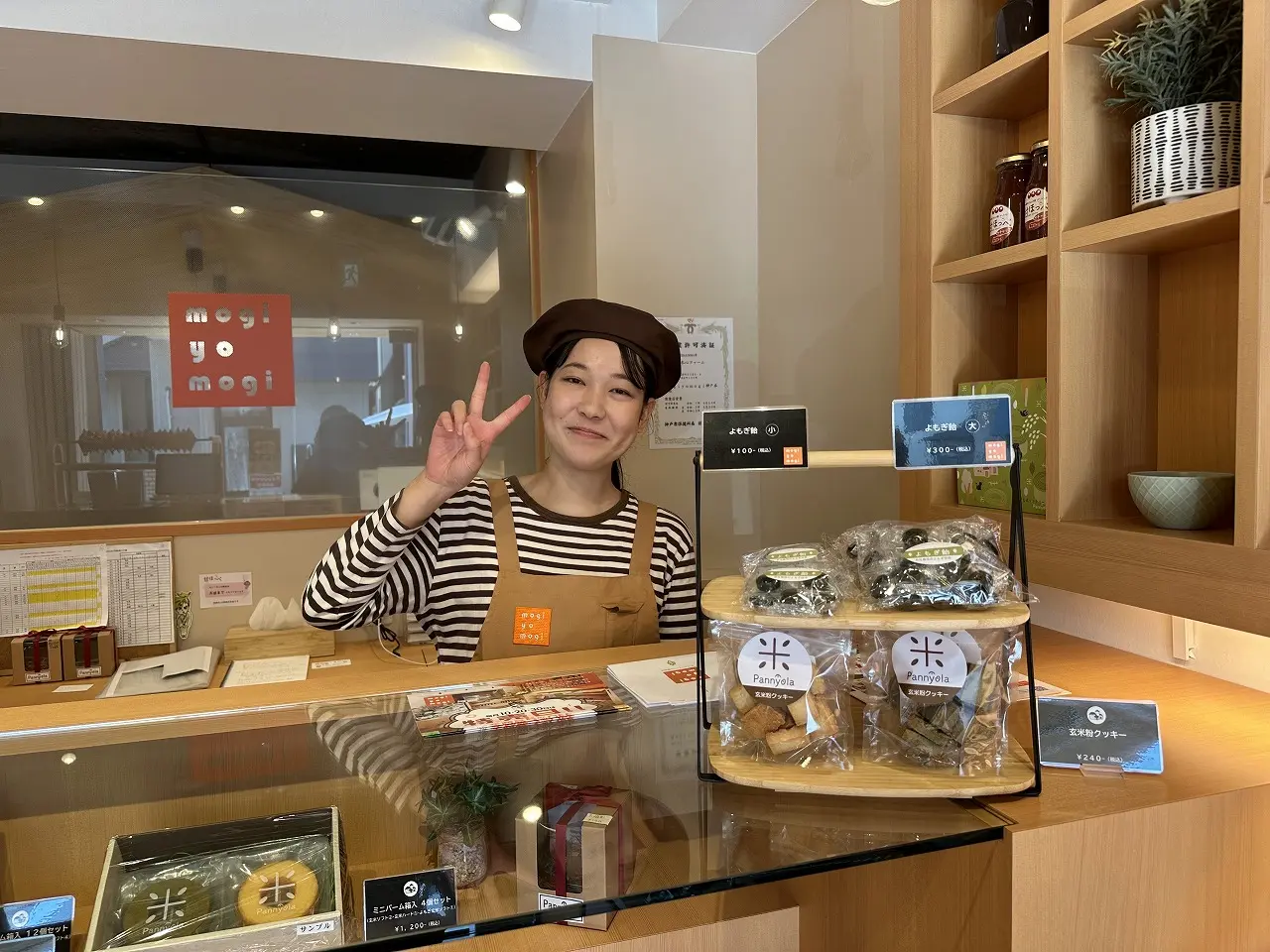 ここは、木ゴコロファームのアンテナショップ！

お店で販売されているのは、六甲山のふもと「木ゴコロファーム」さんが栽培したお野菜や、
そのお野菜を使ったグルテンフリーのお菓子・スイーツなどなど。

まさに、“地産地消”を体現したショップ。生産者の顔が見える安心感がありますね。

野菜が新鮮すぎる！しかも洗わず使えるって…ありがたい！

ショーケースには、こんな表示が。

「洗わずに調理できます！」

思わず二度見してしまいました。たとえば…

愛ごころレタス（230円・税込）

小松菜（190円・税込）

もぎたて葉物（280円・税込）

どれも、袋から出してそのまま使えるそうなんです。農薬を極力抑え、清潔な環境で育てられた証拠。
忙しい平日のお助けアイテムとしても、すごく重宝しそうです。

甘さが自慢のトマト「甘ほっぺ」もありました！

兵庫県産のフルーツトマト「甘ほっぺ」を使ったアイテムも大充実。
ジャム（200g・税込430円）や、トマトジュース（450円・税込）はもちろん、なんとトマトのソルベまで！

これはもう、トマトファンにはたまりません。

グルテンフリーのお菓子がずらり！お手頃なのも嬉しい

店内でひときわ目を引くのが、「Pannyola（パンニョーラ）」というブランド名がついた米粉のお菓子たち。

プレーンなバームクーヘン（ソフトタイプ）

ヨモギ風味のバームクーヘン（香りが豊か）

キャラメルがけのハードタイプも！

見た目も可愛くて、ギフト用のセット（3個セットで840円・税込）もありました。
玄米粉を使用していて、グルテンフリーで身体にもやさしいのに、お手頃価格なのが嬉しいところ。

店員さんも笑顔でお出迎え。ほっとする空間でした

訪問時には、エプロン姿のスタッフさんが笑顔で迎えてくれました。
木のインテリアと優しい接客で、なんだか気持ちまでほっこり。

ただし、お支払いはキャッシュレス決済のみ！

ここで一つだけ注意点が。現金は使えません！

クレジットカード、交通系IC、QRコード決済など、キャッシュレスのみ対応となっています。
スマホかカードを持って、お買い物に行ってくださいね。

今日の“おみや”も大満足！

今回は、甘ほっぺジャム、アグリらぼのレタス、バームクーヘン2種をお持ち帰り。
どれも素材の味がしっかりしていて、またすぐにでも行きたくなるお店でした。
