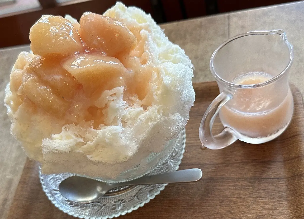 【神戸市灘区】阪急王子公園駅すぐ『Nim.cafe』さんで、贅沢なかき氷をいただきました(≧▽≦) 桃が重たすぎて氷が沈んでいく…。