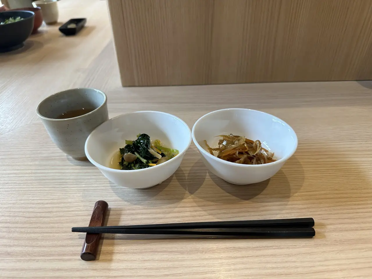 稲庭うどん（温 or 冷の二択）

小鉢2種：この日は「きんぴらごぼう」「小松菜の煮びたし」

ごはん：ぷちぷち甘い「コーンごはん（オクラのせ）」

薬味：白ごま・佃煮・ちりめん・わさび など