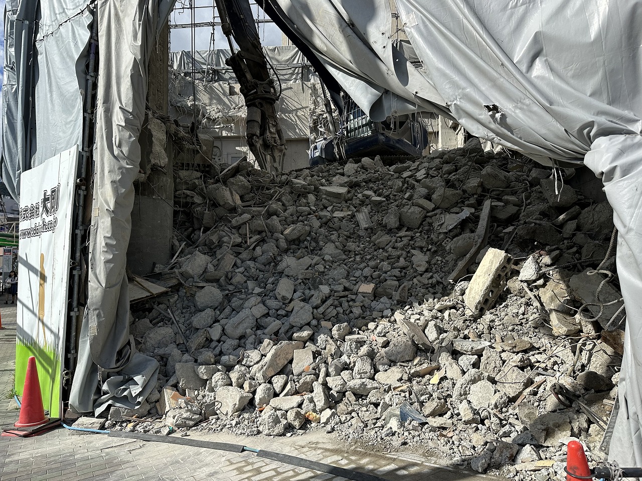 【神戸市灘区】阪急六甲駅前『新六甲ビル』建物が取り壊されて、更地に向けて変貌中…。さようなら、螺旋階段…。