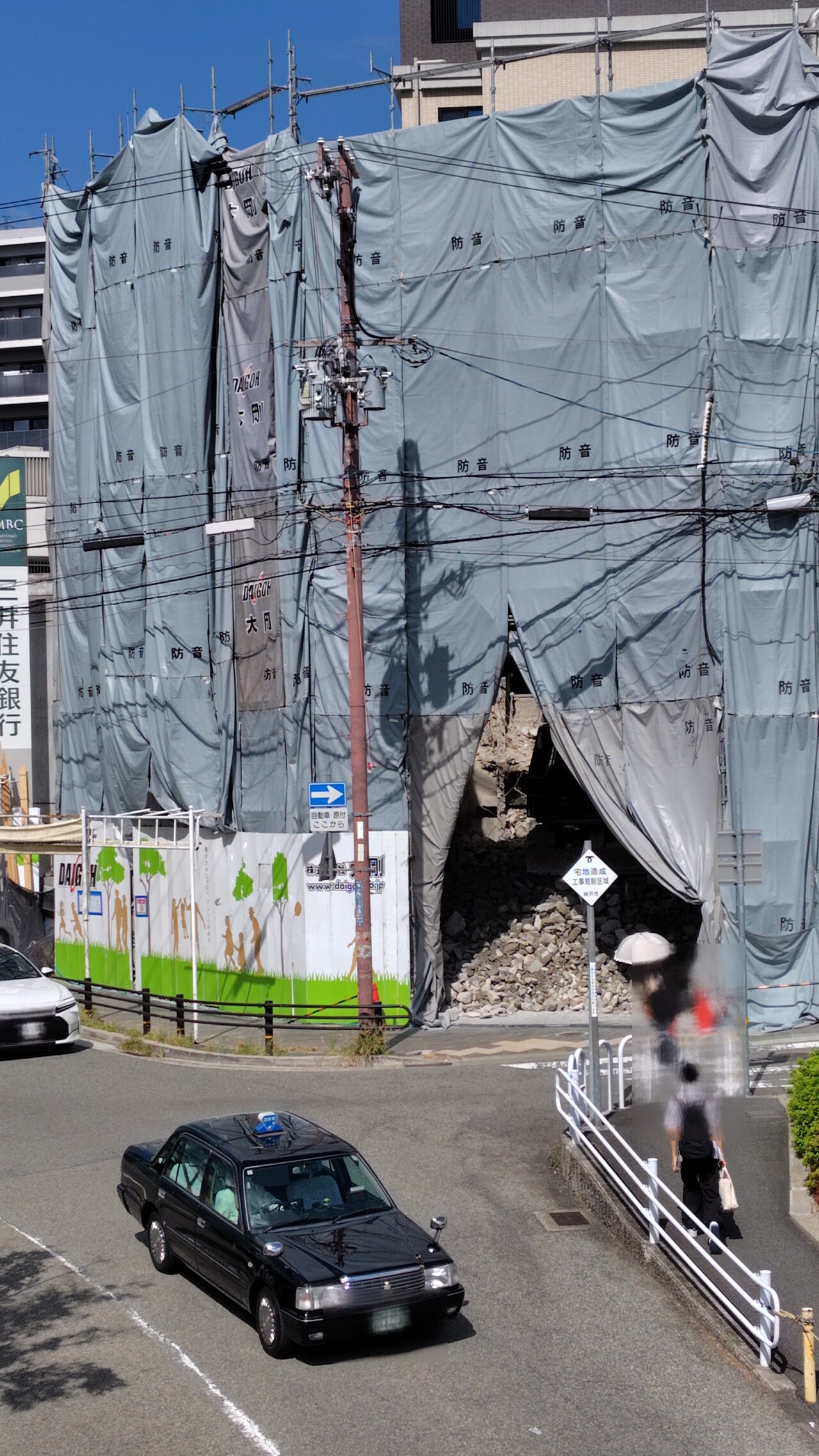 【神戸市灘区】阪急六甲駅前『新六甲ビル』建物が取り壊されて、更地に向けて変貌中…。さようなら、螺旋階段…。