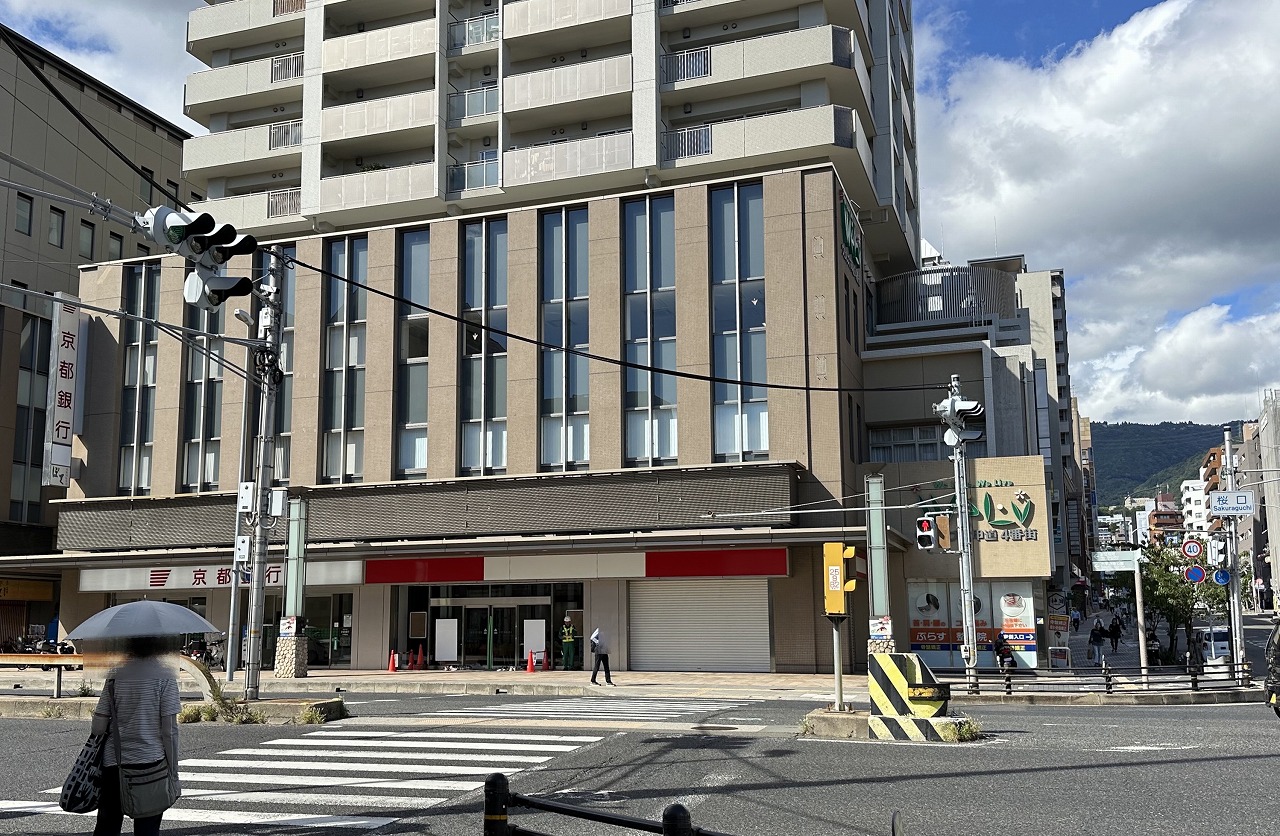 【神戸市灘区】あれ？ 神戸信用金庫・石屋川支店の建て替えがスタート！ 六甲道の新しい店舗はオープン間近ぽいけど何になるだろう？