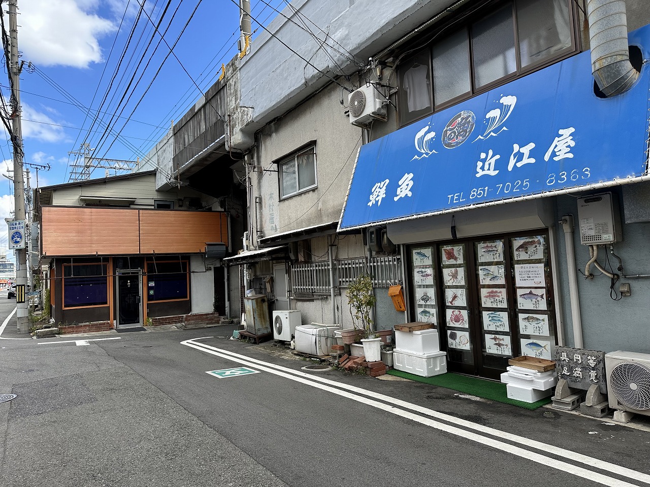 【神戸市東灘区】さらに阪神御影高架下の閉店・移転が続く…。鮮魚店「近江屋」さんが10月末で閉店へ。『立ち呑み たつき』さんは移転。