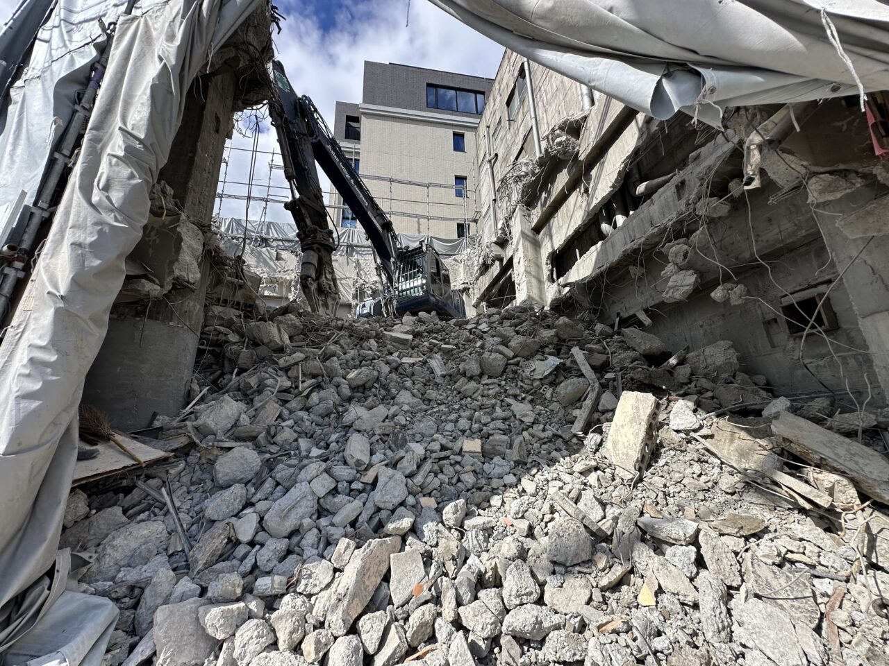 【神戸市灘区】阪急六甲駅前『新六甲ビル』建物が取り壊されて、更地に向けて変貌中…。さようなら、螺旋階段…。