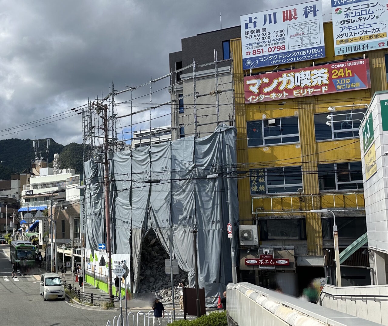 【神戸市灘区】阪急六甲駅前『新六甲ビル』建物が取り壊されて、更地に向けて変貌中…。さようなら、螺旋階段…。