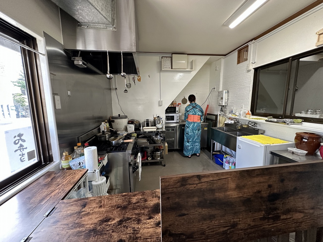 店内は、手前が厨房・奥がイートインスペースという少し珍しい造り。
一段高くなった奥の席からは外の景色も見え、思いのほか開放感があります。
さらに印象的なのは、着物姿の店主さん。
「日常着として着物を着ているんですよ」とにこやかに話してくださり、早朝には良い食材を求めて六甲〜王子公園方面までバイクで走るのだとか。粋で活気あふれる姿がとても素敵でした。