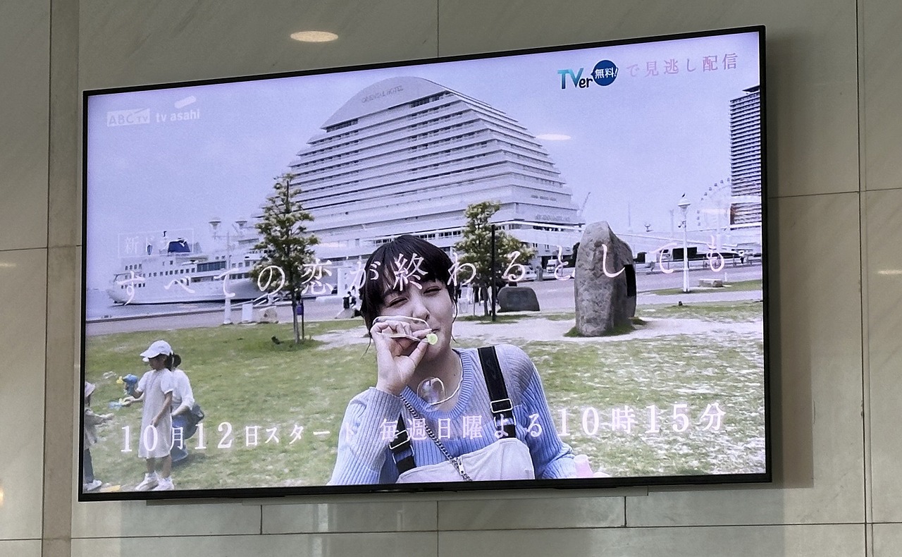 神戸市役所1号館1階サイネージ