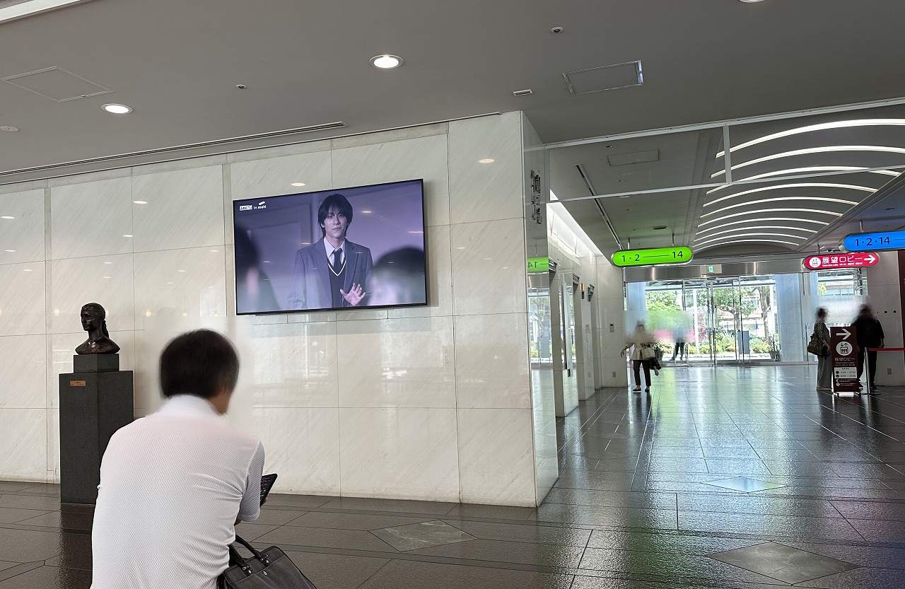 神戸市役所1号館1階サイネージ