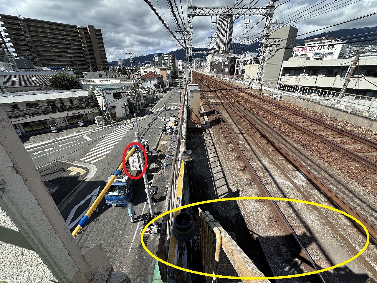 駅ホームの西の端に向かって歩いていくと…もともと狭めだったホームが、工事の影響でさらにキュッと狭くなっていました