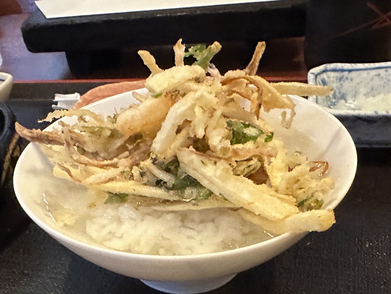 【神戸市東灘区】ランチ営業の始まった「天ぷら 天楽」さんで、揚げたて天ぷらカウンターで一品ずつ…。なんて贅沢な時間(≧▽≦)