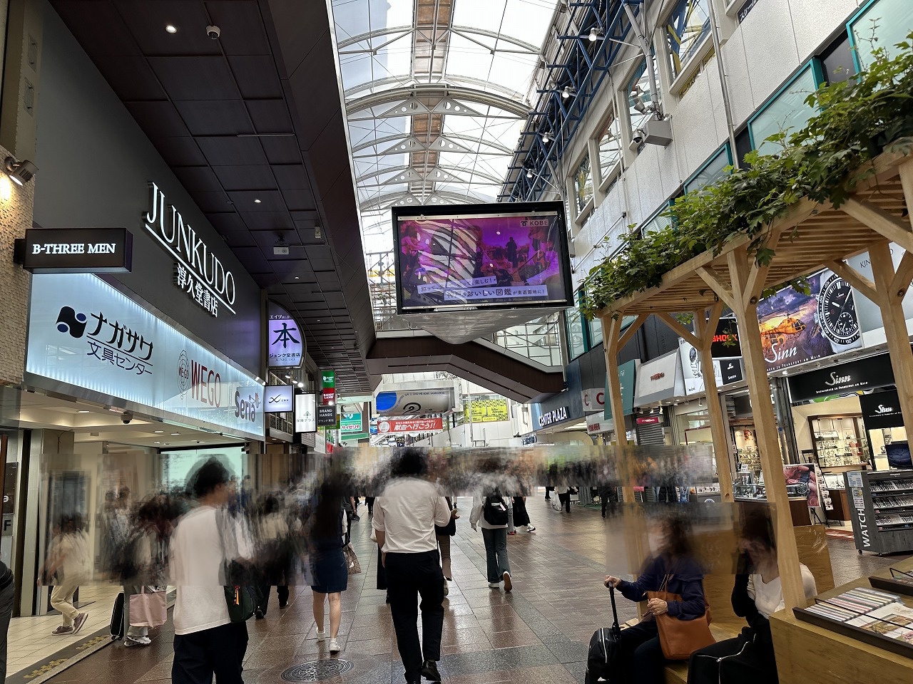 神戸市役所1号館1階サイネージ