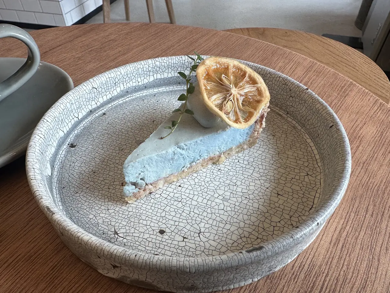 お店でいただいたのは、気になっていた ブルーのローケーキ と カフェラテ。