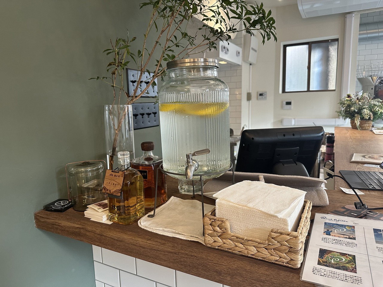 ナッツやドライフルーツをベースに作るグルテンフリーのケーキです。