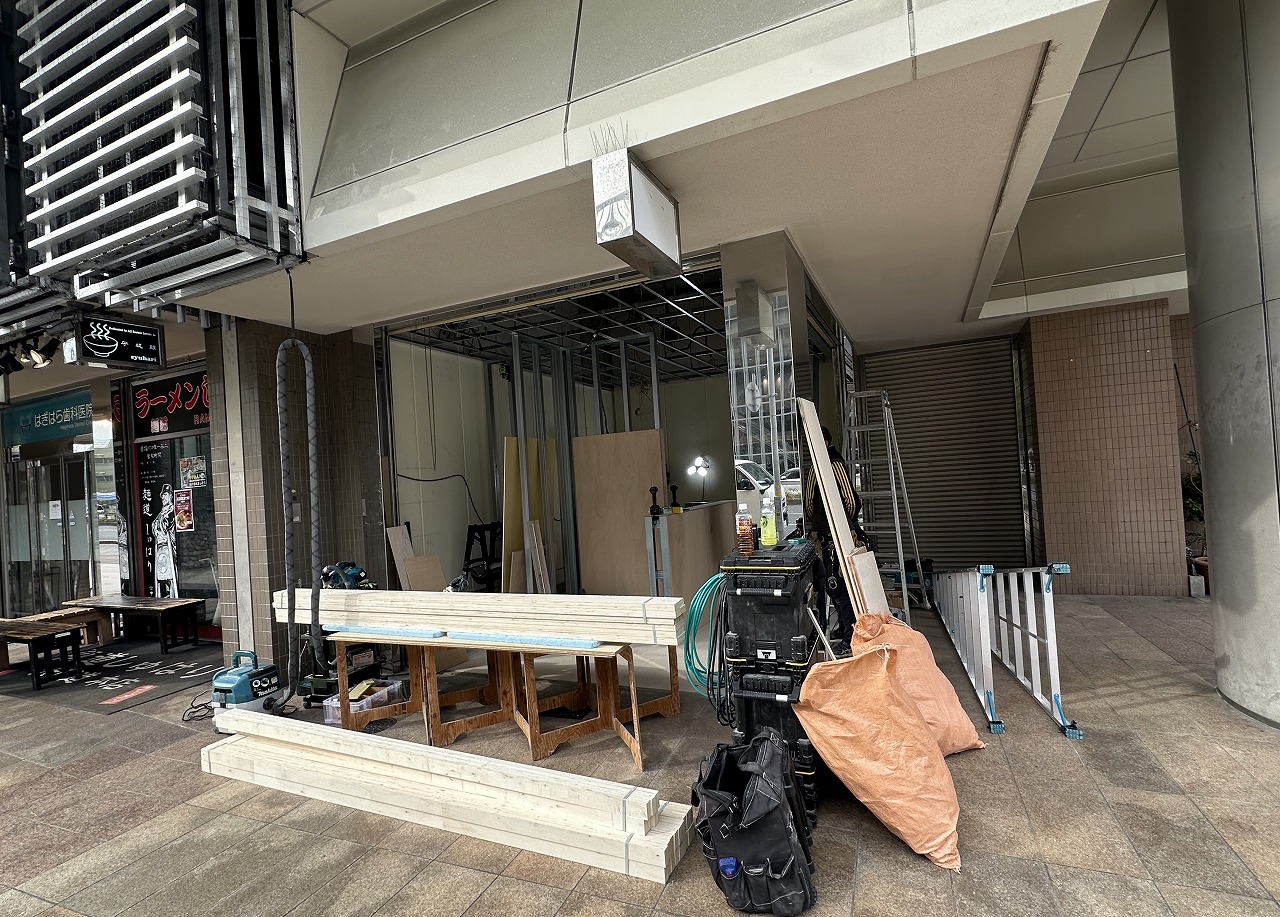 【神戸市灘区】六甲道の「鳴門鯛焼本舗 ウェルブ六甲道店」跡地で工事中。新しい飲食店が年内オープン予定のようです。