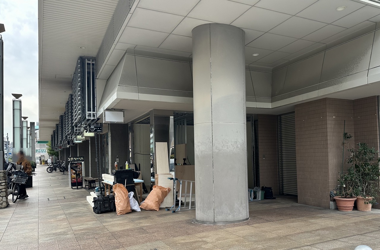 【神戸市灘区】六甲道の「鳴門鯛焼本舗 ウェルブ六甲道店」跡地で工事中。新しい飲食店が年内オープン予定のようです。