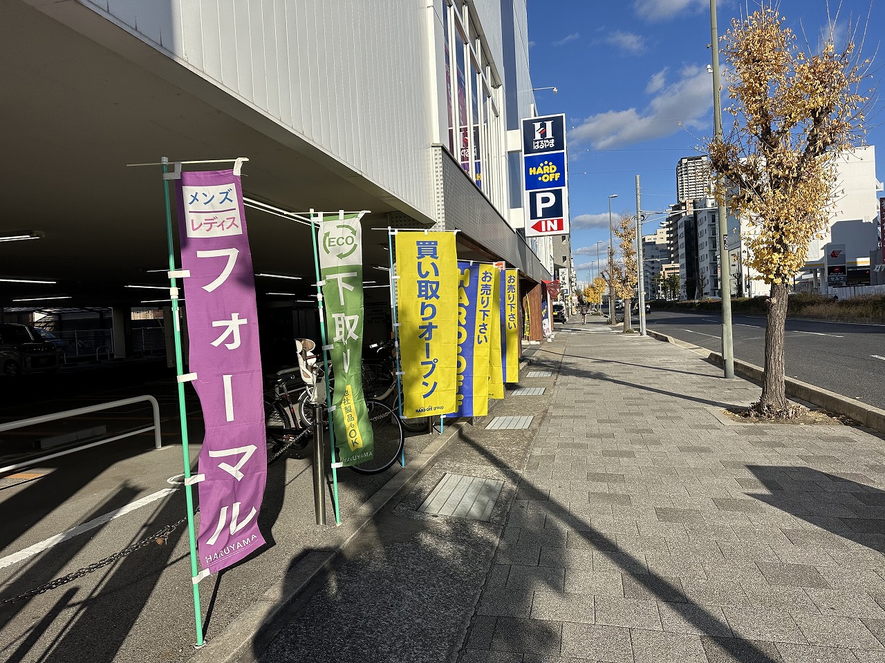 充実の6つのコーナー!待ち時間も有効活用
店内には、楽器コーナー、オーディオコーナー、パソコンコーナー、ジャンクコーナー、ホビーコーナー、ゲームコーナーの6つのコーナーを展開予定!

紳士服「はるやま」との同居スタイルなので、買い取り査定の待ち時間に「はるやま」で気になるスーツをチェックしたり、逆にスーツの裾上げ待ちの間に「ハードオフ」でホビーやゲームを物色したり…なんて楽しみ方もできそうです♪