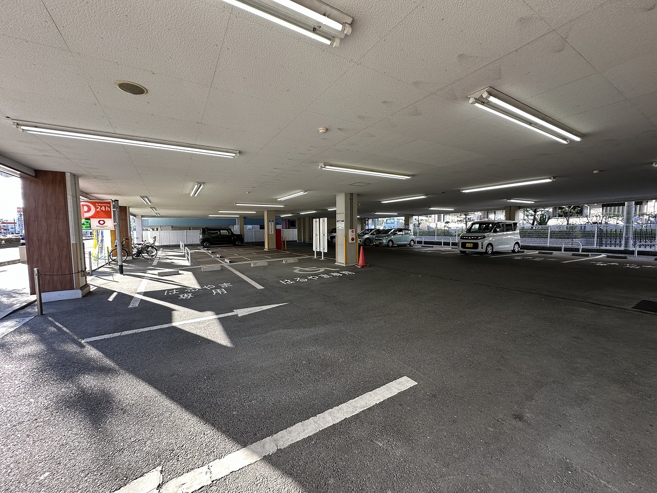 充実の6つのコーナー!待ち時間も有効活用
店内には、楽器コーナー、オーディオコーナー、パソコンコーナー、ジャンクコーナー、ホビーコーナー、ゲームコーナーの6つのコーナーを展開予定!

紳士服「はるやま」との同居スタイルなので、買い取り査定の待ち時間に「はるやま」で気になるスーツをチェックしたり、逆にスーツの裾上げ待ちの間に「ハードオフ」でホビーやゲームを物色したり…なんて楽しみ方もできそうです♪